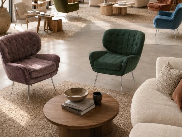 Sala de estar com poltronas coloridas e mesa de centro em madeira