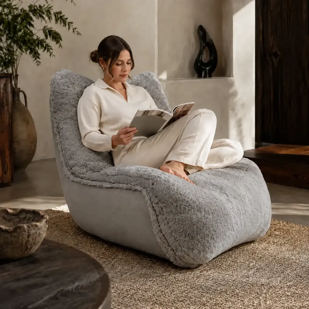 07-shetland-chair-cinzento-ambiente-pessoa.webp