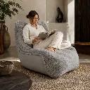 07-shetland-chair-cinzento-ambiente-pessoa.webp