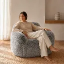07-snuggy-chair-cinzento-escala-humana.webp